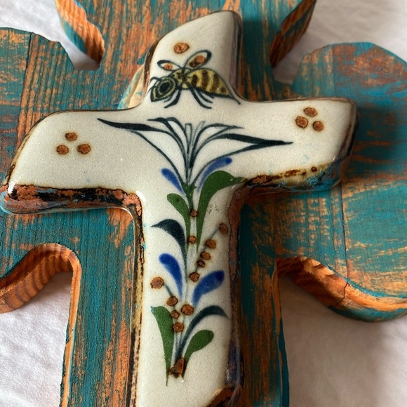 Artistic Wooden Cross with Bluebonnets & Bee Design- Handcrafted- made in Mexico - Picture 11 of 16